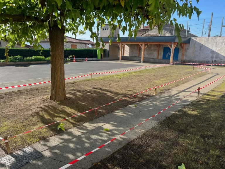 Aménagement extérieur, cour d’école végétalisée, renaturation des espaces urbains, désimperméabilisation, îlot de fraîcheur, espaces verts en milieu scolaire, préau avec toiture végétalisée, biodiversité urbaine, mobilier urbain design, espaces de jeux fonctionnels, végétalisation des cours d’école, transition écologique, adaptation climatique, toiture végétalisée, environnement scolaire durable