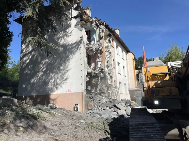 désamiantage, déconstruction, démolition bâtiment, terrassement, chantier Unieux, travaux publics VRD, entreprise de terrassement Loire, démolition immeuble, recyclage matériaux, chantier de démolition, MALIA TP, TREMA TP, 3F IMMO Rhône-Alpes, B Ingénierie, travaux de réaménagement, bâtiment ancien, désamiantage Loire, chantier résidentiel, entreprise BTP Loire, travaux de voirie, gros œuvre, chantier en cours, maîtrise d’œuvre, projet immobilier Unieux