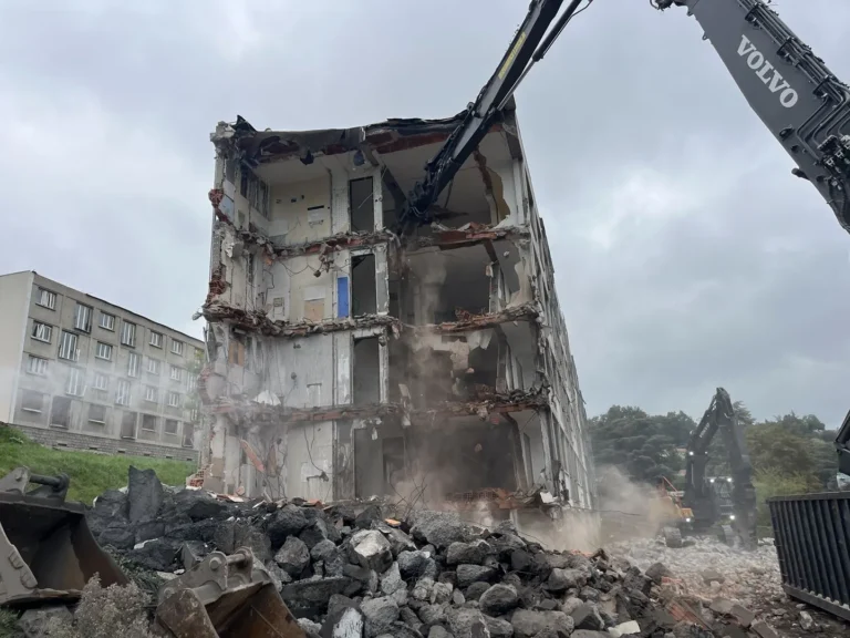 désamiantage, déconstruction, démolition bâtiment, terrassement, chantier Unieux, travaux publics VRD, entreprise de terrassement Loire, démolition immeuble, recyclage matériaux, chantier de démolition, MALIA TP, TREMA TP, 3F IMMO Rhône-Alpes, B Ingénierie, travaux de réaménagement, bâtiment ancien, désamiantage Loire, chantier résidentiel, entreprise BTP Loire, travaux de voirie, gros œuvre, chantier en cours, maîtrise d’œuvre, projet immobilier Unieux