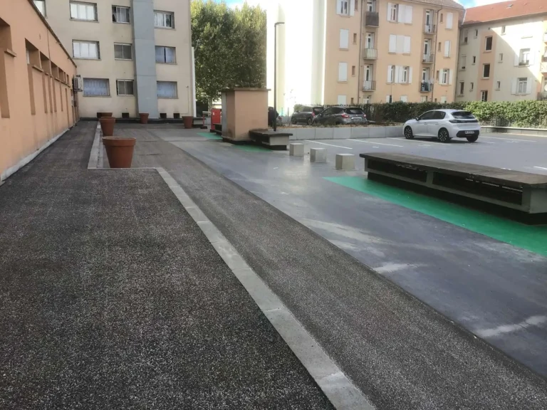 réhabilitation parking, garages souterrains, étanchéité plancher haut, feuille de bitume, asphalte, jardinières surélevées, murs en L, aménagement paysager, cheminements piétons, ilot Jeanne d’Arc, rue James Condamin, emmarchement enherbé, madrier chêne, barrière levante, gestion des accès, garde-corps sécurité, chantier urbain,