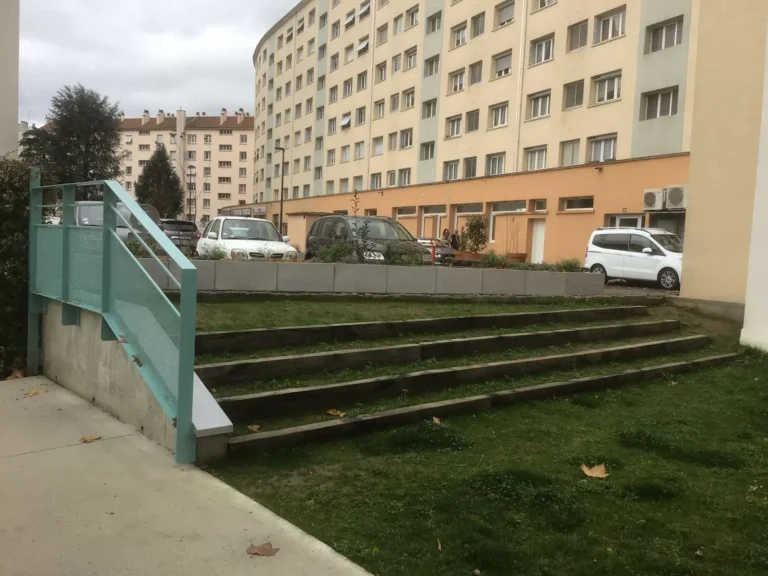 réhabilitation parking, garages souterrains, étanchéité plancher haut, feuille de bitume, asphalte, jardinières surélevées, murs en L, aménagement paysager, cheminements piétons, ilot Jeanne d’Arc, rue James Condamin, emmarchement enherbé, madrier chêne, barrière levante, gestion des accès, garde-corps sécurité, chantier urbain,