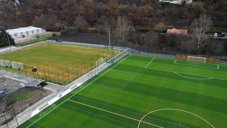 Saint-Priest-en-Jarez, complexe sportif, tennis couvert, terrains de padel, terrain de football, chantier sportif, travaux infrastructures sportives, B Ingénierie, maître d’œuvre, VRD.