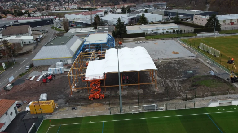 Saint-Priest-en-Jarez, complexe sportif, tennis couvert, terrains de padel, terrain de football, chantier sportif, travaux infrastructures sportives, B Ingénierie, maître d’œuvre, VRD.
